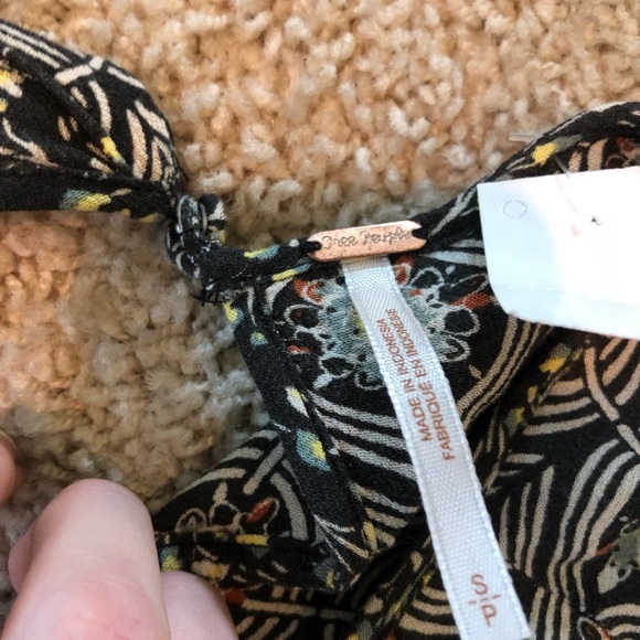 Black patterned open back flowy top never worn - Picture 4 of 4